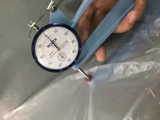 Film perforable en PEHD pour membrane imperméable SBS largeur personnalisable trou de distribution de coupe soufflage de moulage Corona/Silicone