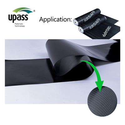 Matériau de surface en plastique laminé à l'aide d'une pellicule croisée en HDPE pour une membrane de toiture imperméable au bitume modifiée au polymère autoadhésif